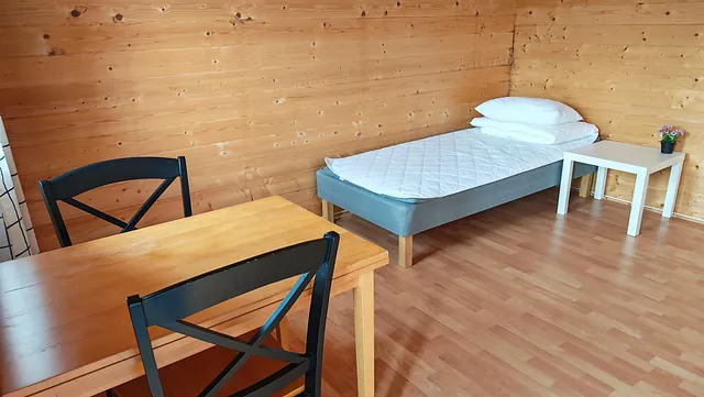 Hytte med furuvegger og rammemadrass