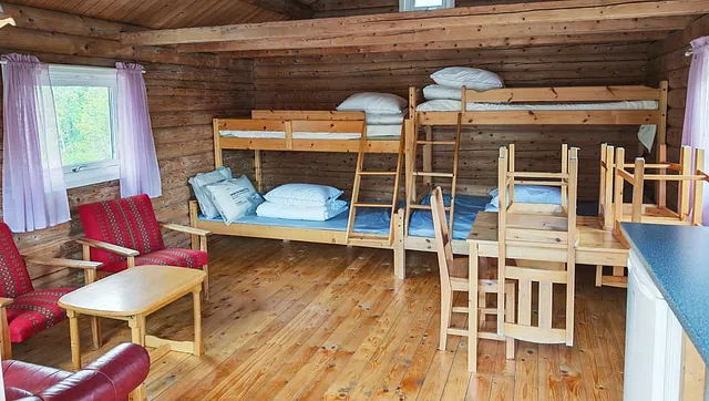 Hytte med tømmervegger og køyesenger
